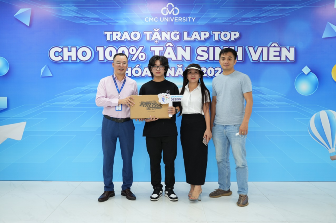 Chương trình tặng laptop cho tân sinh viên nhập học được trường Đại học CMC triển khai từ năm 2024. Ảnh: CMC