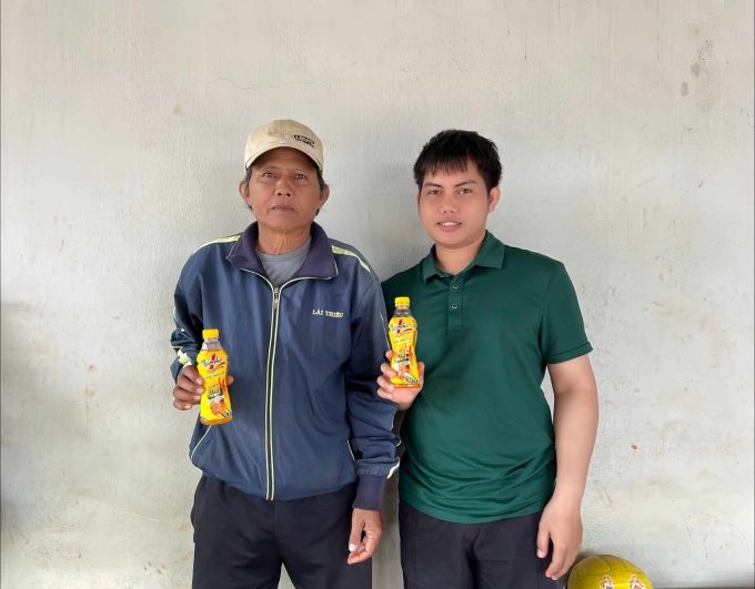 Ông Mlũm nhận thưởng khi uống nước tăng lực Number 1. Ảnh: Nước tăng lực Number 1