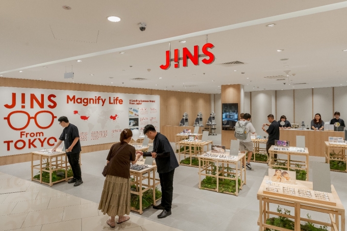 Không gian trưng bày tại Jins. Ảnh: Jins