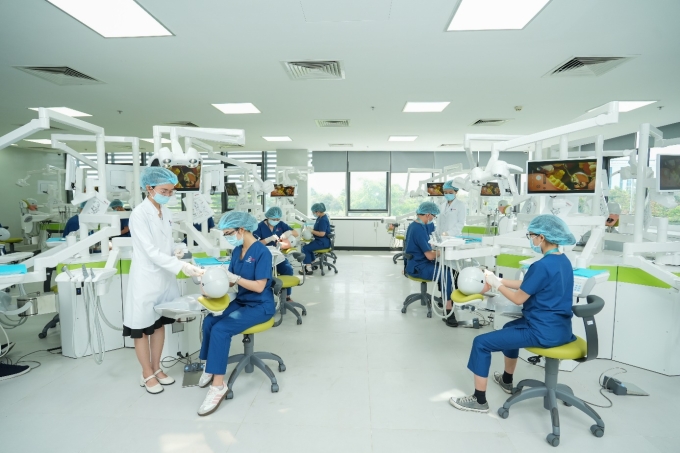 Hệ thống các lab Mô phỏng Răng Hàm Mặt tại NTTU với các phantom Sirona (Đức) và phần mềm quản trị thông minh. Ảnh: NTTU