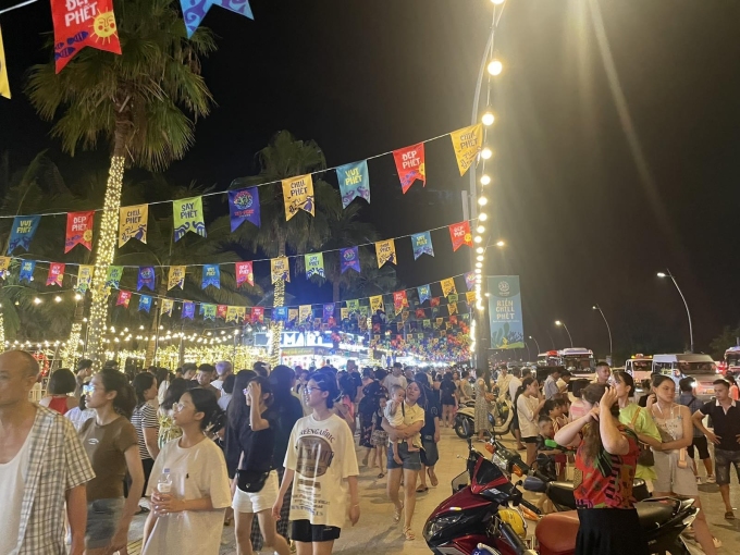 Khung cảnh náo nhiệt ở chợ đêm Vui-Fest. Ảnh: SunGroup