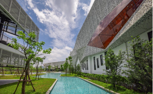 Khuôn viên theo mô hình đại học xanh của BUV. Ảnh: BUV