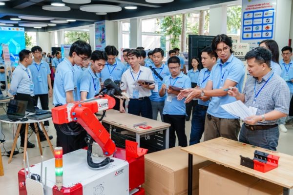 IUH Sinh Viên Chiến Thắng Giải Thiết Kế Máy Tự Động Hóa Mitsubishi