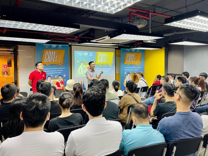 Học viên FPT Skilling học cùng chuyên gia trong ngành marketing. Ảnh: FPT Skilling