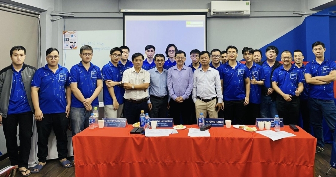 Sinh viên ngành Thiết kế vi mạch bán dẫn tại FPT Jetking hoàn thành buổi bảo vệ đồ án kỳ 1 trước hội đồng phản biện. Ảnh: FPT Jetking