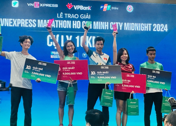 Hạnh An (thứ hai từ trái qua) về nhất 10km nữ giải chạy đêm VnExpress Marathon Ho Chi Minh City Midnight 2024. Ảnh: VM