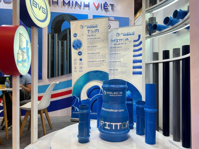 Sản phẩm ống nhựa PVC-O trưng bày tại triển lãm. Ảnh: BVG