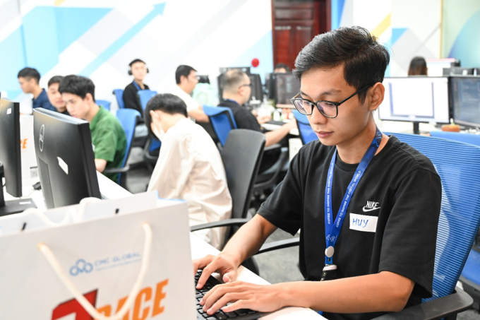 Sinh viên nhận lời mời làm việc chính thức ngay trong kỳ thực tập tại Tập đoàn CMC. Ảnh: CMC