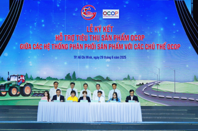 Lễ ký kết Hỗ trợ tiêu thụ sản phẩm OCOP trên địa bàn thành phố   giữa các hệ thống phân phối với chủ thể OCOP, mở ra cơ hội kết nối tiêu thụ   bền vững cho sản phẩm đặc trưng địa phương. Ảnh: Phước Thạnh Nguyễn