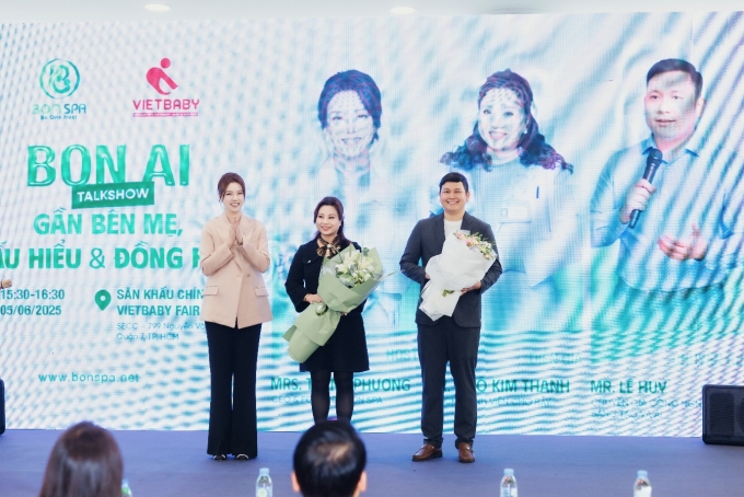 Bà Trang Phương (ngoài cùng bên trái) cùng hai chuyên gia khác trên sân khấu ra mắt Bon AI. Ảnh: NVCC