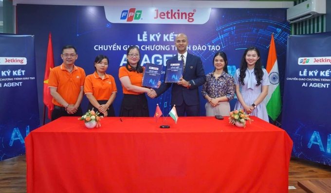 Ông Harsh Bharwani - CEO Học viện Jetking Ấn Độ và bà Lê Thị Hồng Hạnh, Tập đoàn FPT tại lễ ký kết. Ảnh: FPT Jetking