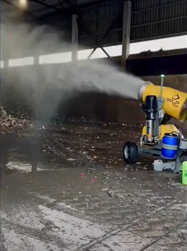 Máy phun công suất lớn sử dụng dung dịch hóa chất PureAir 3000 xử lý mùi hôi. Ảnh: Huy Phong