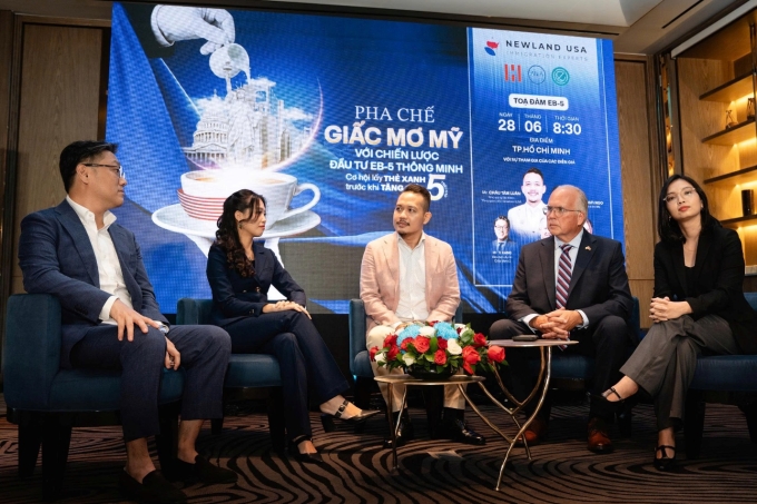Các diễn giả trả lời câu hỏi của khách mời. Ảnh: Newland USA