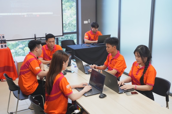 Sinh viên ứng dụng kiến thức trong buổi học. Ảnh: FPT Aptech