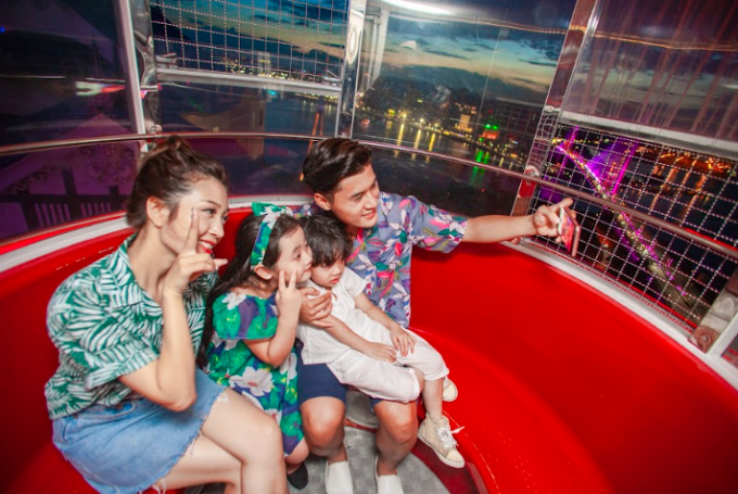 Nhiều gia đình trải nghiệm vòng quay Sun Wheel tại Sun World Ha Long. Ảnh: SunGroup