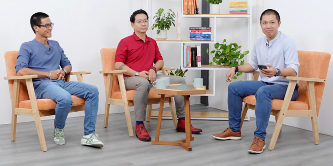 Nhà báo Nguyễn Phong Việt, chuyên gia Digital Marketing Nguyễn Hoàng Đức (từ trái qua) tại buổi livestream. Ảnh: FPTU