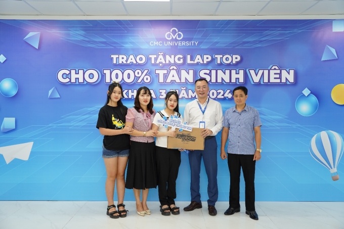 Trường Đại học CMC tặng laptop cho tân sinh viên. Ảnh: Trường Đại học CMC