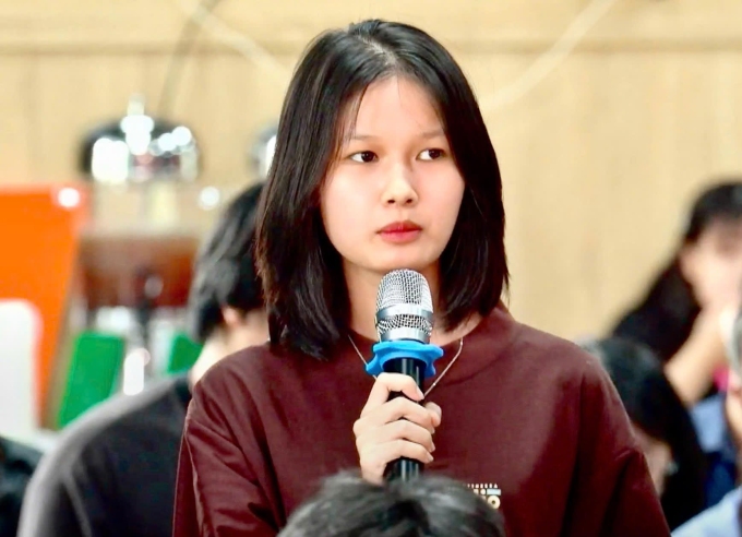 Học sinh đặt câu hỏi tại tọa đàm. Ảnh: Trường Cao đẳng FPT Polytechnic