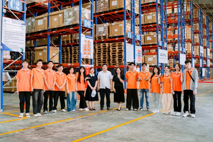Sinh viên DNU tham quan doanh nghiệp. Ảnh: DNU