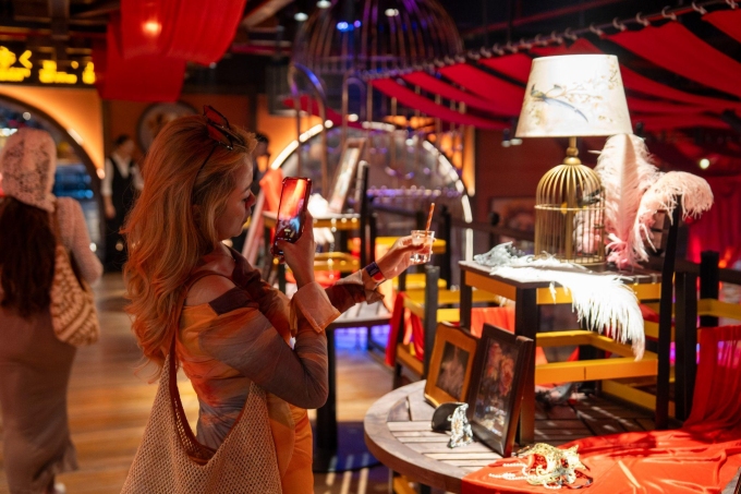 Du khách tìm hiểu về nghệ thuật Cabaret và hậu trường show diễn. Ảnh: Sun World Ba Na Hills