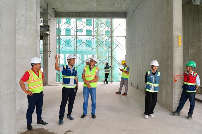 Ông Phạm Anh Tuấn, Chỉ huy trưởng dự án (áo xanh dương) chia sẻ chi tiết về kỹ thuật xây dựng dự án với cư dân. Ảnh: Coteccons