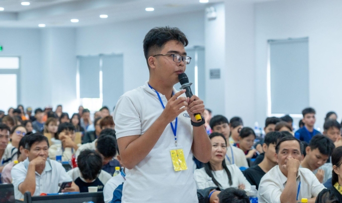 Học sinh THPT đặt câu hỏi cho các diễn giả để được định hướng nghề nghiệp. Ảnh: FPTU
