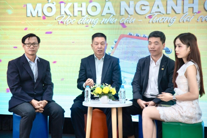 Ông Nguyễn Văn Nga - Chủ nhiệm Bộ môn Điện - Cơ khí, ông Trần Vân Nam - Phó hiệu trưởng trường Cao đẳng FPT Polytechnic, ông Triệu Hiệp Lộc - Chủ tịch kiêm Tổng giám đốc Công ty Cổ phần Công nghệ CTW (từ trái sang). Ảnh: Cao đẳng FPT Polytechnic
