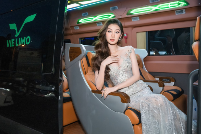 Hoa hậu Quế Anh di chuyển bằng xe limousine Vie Limo tại các sự kiện làng giải trí. Ảnh: NVCC