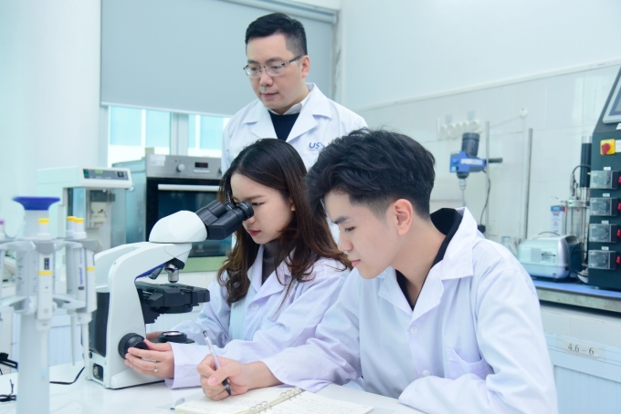 Sinh viên USTH thực hành trong phòng thí nghiệm. Ảnh: USTH