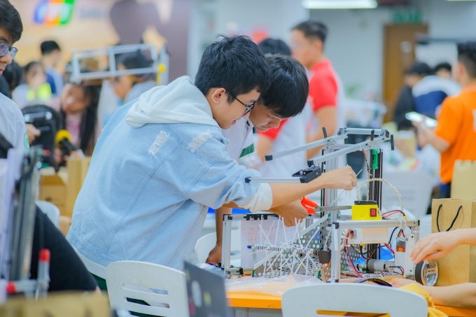 Học sinh từ các trường THPT phối hợp, thực hiện dự án tương tự thực tế. Ảnh: Trường Đại học FPT