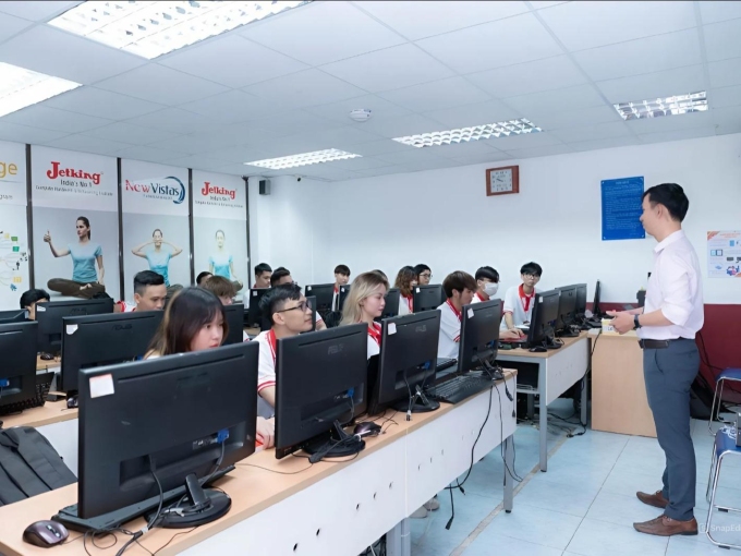 Sinh viên FPT Jetking thực hành với 70% thời lượng đào tạo. Ảnh: FPT Jetking