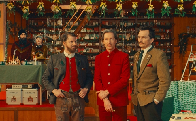 Đạo diễn Wes Anderson (giữa) lồng ghép yếu tố hài hước, thú vị trong phim cộng tác với Montblanc. Ảnh: Montblanc