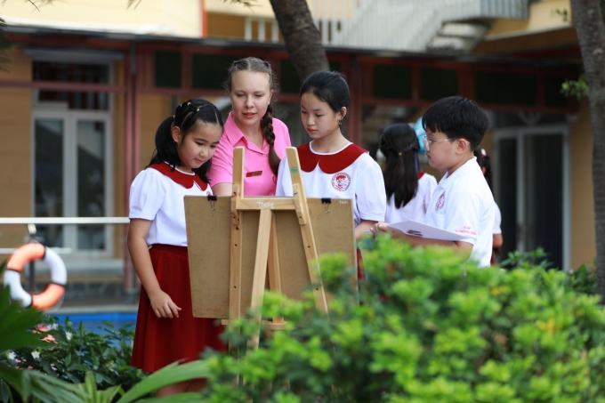 Học sinh học vẽ cùng giáo viên trong khuôn viên trường. Ảnh: Asian School