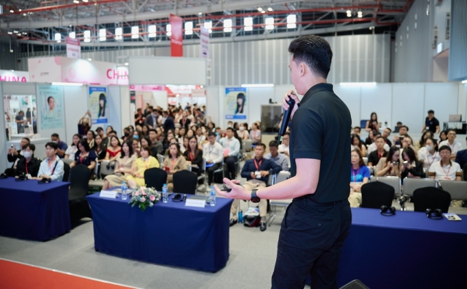 Diễn giả chia sẻ tại hội thảo chuyên ngành năm ngoái. Ảnh: Vietbeauty & Cosmobeauté Vietnam 2024
