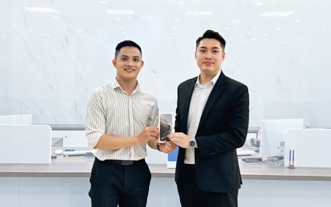 Khách hàng Bạch Trọng Hoàng trúng thưởng iPhone 16 Pro Max tại VIB Cộng Hòa. Ảnh: VIB