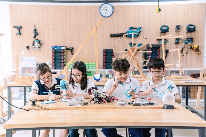Học sinh sáng chế sản phẩm tại Makerspace của Phenikaa School. Ảnh: Phenikaa School