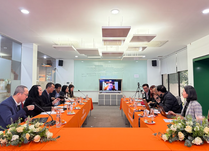 TS. Nguyễn Khắc Thành - Hiệu trưởng trường Đại học FPT và TS. Nguyễn Việt Thắng - Phó hiệu trưởng chia sẻ với đại diện Đoàn kiểm định. Ảnh: Trường Đại học FPT