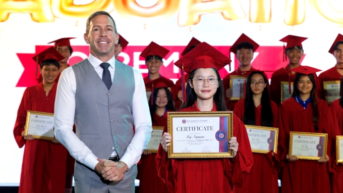 Giáo viên TAS trao bằng cho học sinh. Ảnh: TAS