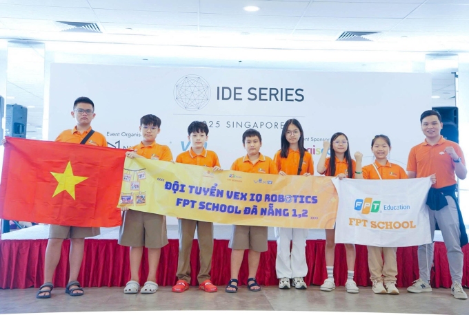 Học sinh FPT tham giải Robot VexIQ tại Singapore. Ảnh: FSchool Đà Nẵng
