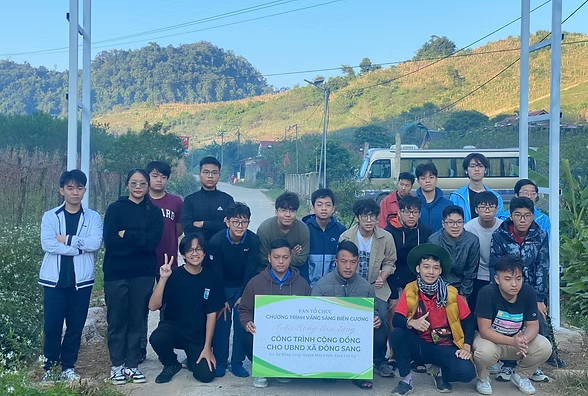 Tiểu Linh cùng bạn sáng lập tổ chức Touch the Stars Foundation nhằm lan tỏa lòng nhân ái và mang đến những giá trị tích cực cho xã hội. Ảnh: Asian School