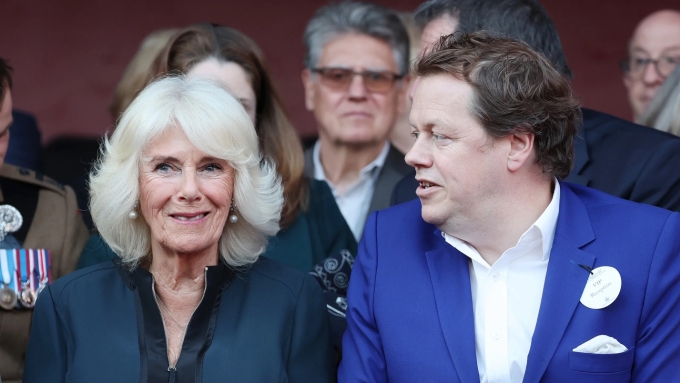 Tom Parker Bowles và Vương hậu Camilla. Ảnh: Vanity Fair