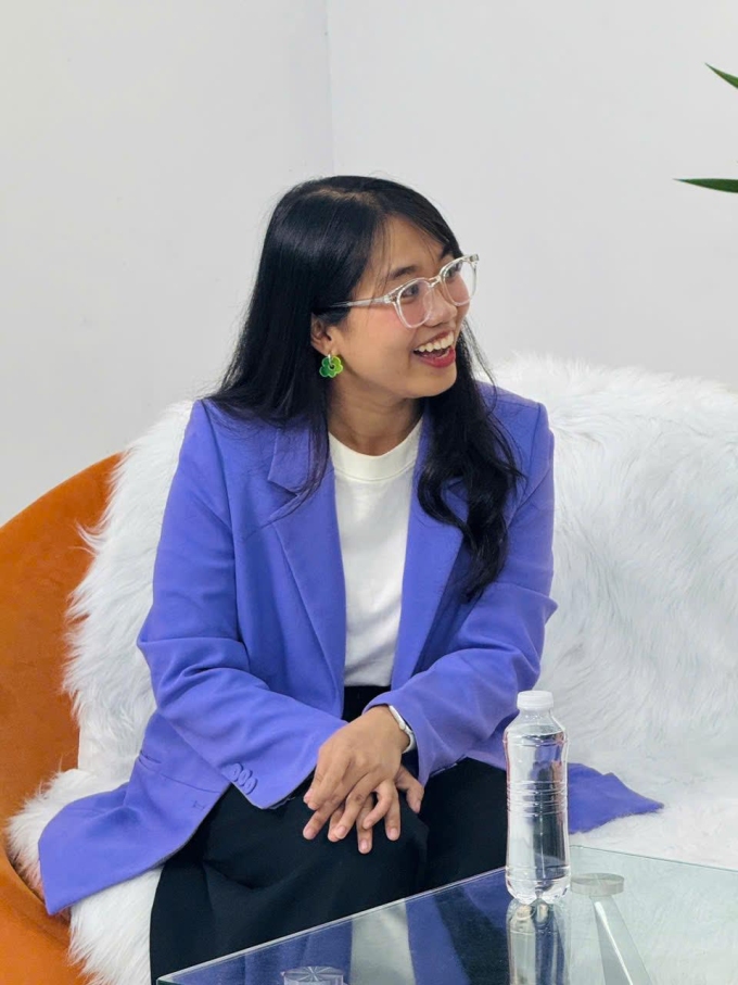 Sam Nguyễn - cựu sinh viên khoá 12 chuyên ngành Thiết kế mỹ thuật số tại buổi giao lưu. Ảnh: FPTU