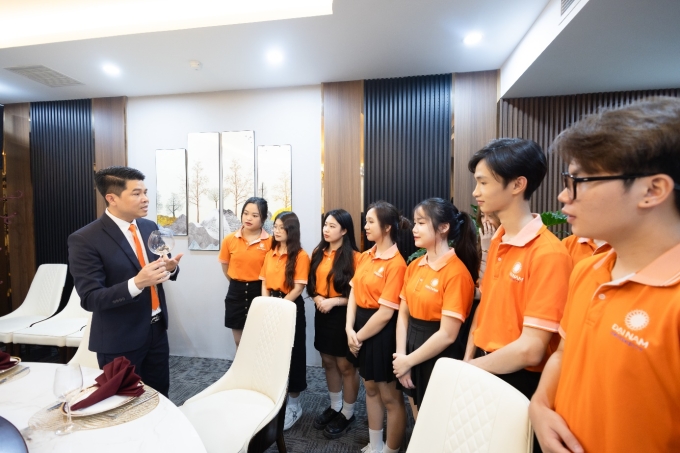 Sinh viên trải nghiệm thực tiễn tại doanh nghiệp. Ảnh: DNU