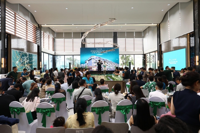 Nhiều khách hàng tham dự lễ khai trương. Ảnh: Prodezi Long An