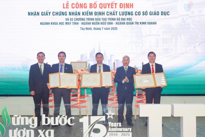 Trung tâm Kiểm định chất lượng giáo dục Sài Gòn trao giấy chứng nhận kiểm định chất lượng ba chương trình đào tạo: Khoa học máy tính, Ngôn ngữ Anh và Quản trị kinh doanh. Ảnh: Trường Đại học Tân Tạo