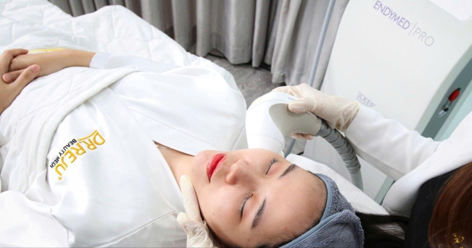 Khách hàng trải nghiệm EndyMed Pro tại Dr. Reju Beauty Medi. Ảnh: Dr. Reju Beauty Medi