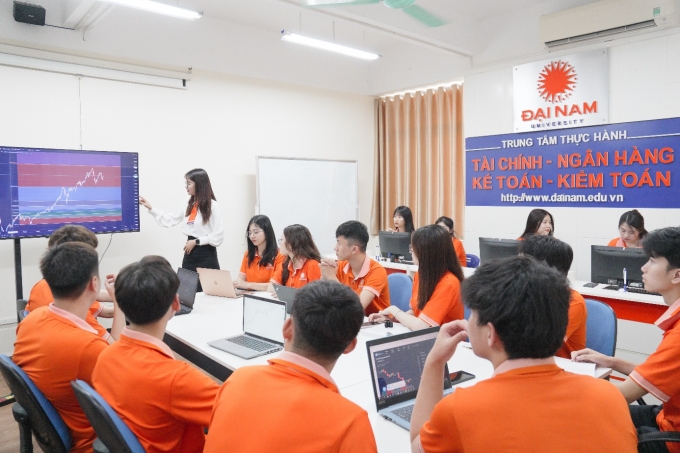 Một giờ học của sinh viên khối ngành Kinh tế - Kinh doanh DNU. Ảnh: DNU