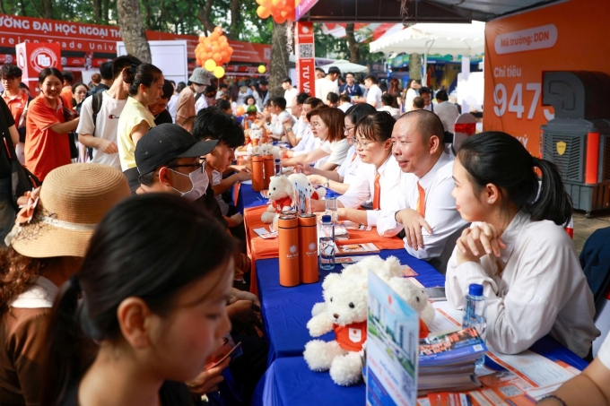 Thí sinh và phụ huynh tìm hiểu về các ngành học của DNU tại ngày hội lựa chọn nguyện vọng 2025. Ảnh: DNU