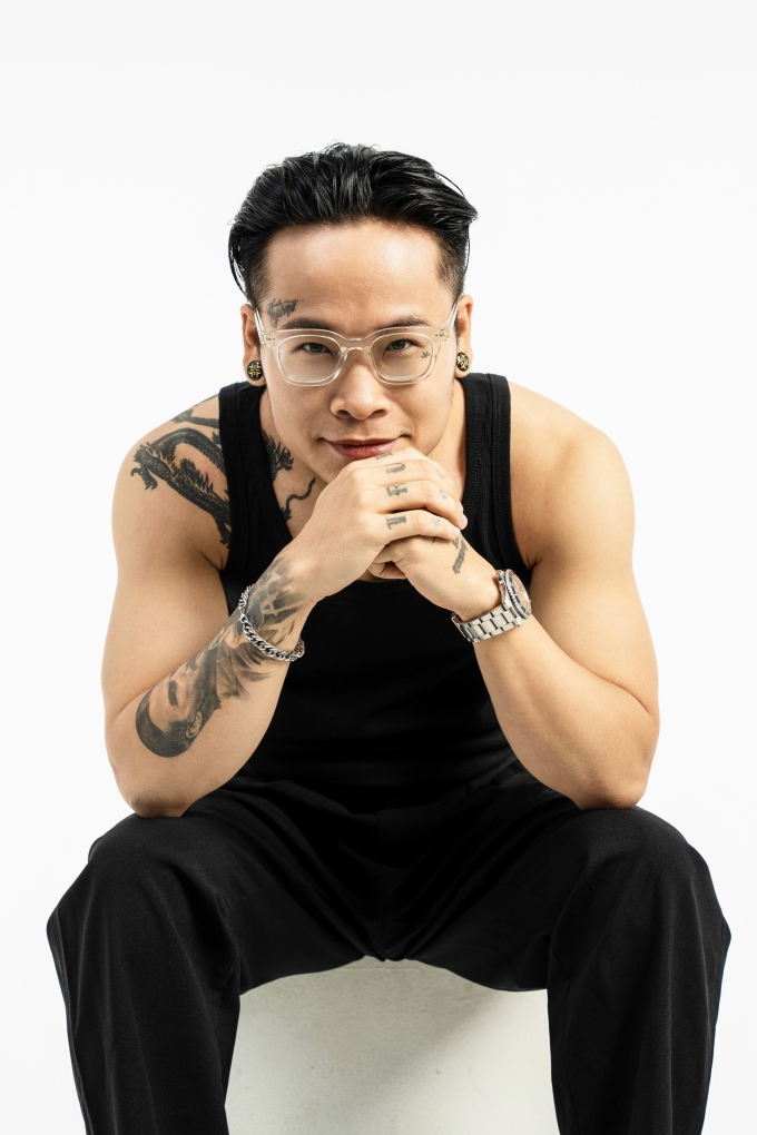 Lê Sang - nhà sáng lập thương hiệu Era Tattoo - quan niệm xăm vừa là hình thức sáng tạo nghệ thuật, vừa kinh doanh dịch vụ, do đó anh tự nhắc bản thân liên tục học hỏi, mở rộng thế giới quan và trang bị kiến thức kinh tế cần thiết để thích nghi với thời đại. Ảnh: NVCC