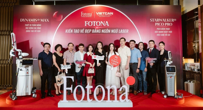 Bác sĩ & Quý Đối tác check-in tại booth event Fotona -